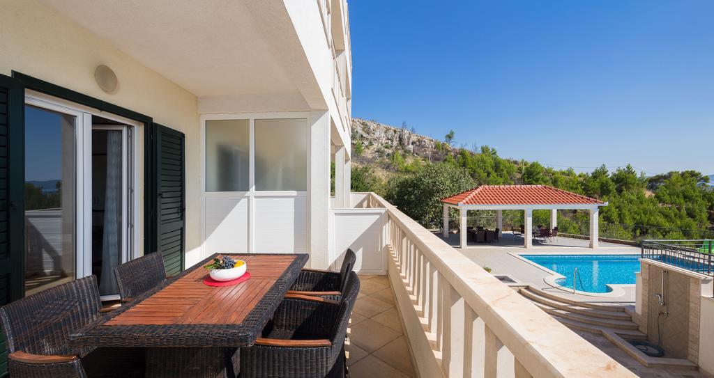 Beachfront Apartments Lara Омиш Экстерьер фото