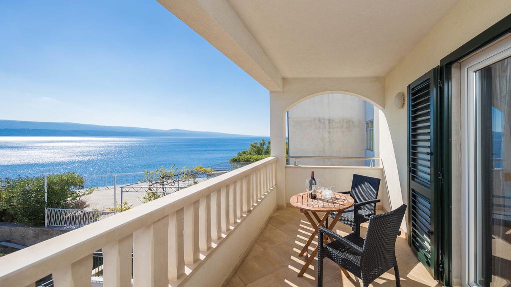 Beachfront Apartments Lara Омиш Экстерьер фото