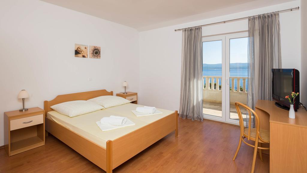 Beachfront Apartments Lara Омиш Экстерьер фото