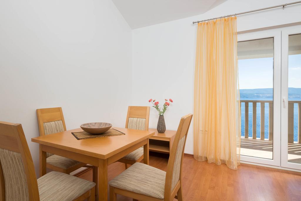 Beachfront Apartments Lara Омиш Экстерьер фото