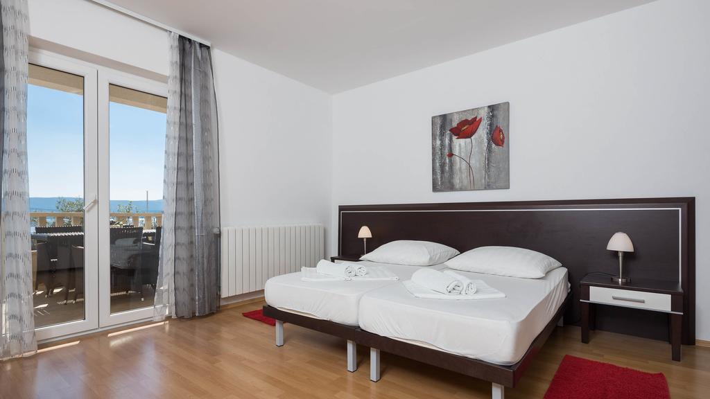Beachfront Apartments Lara Омиш Экстерьер фото