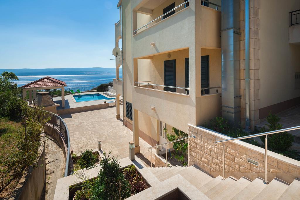 Beachfront Apartments Lara Омиш Экстерьер фото